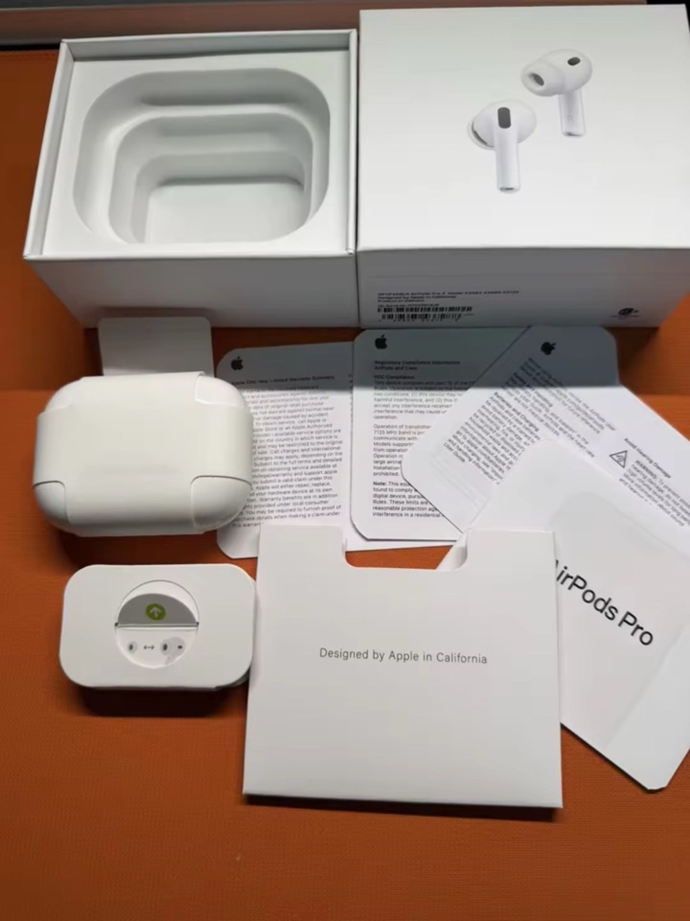 Apple AirPods Pro 3 Case & Packaging - White